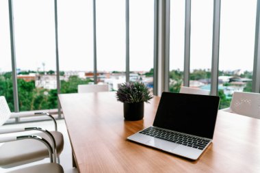 Ofis çalışma alanındaki masada açık kapaklı dizüstü bilgisayar. uds