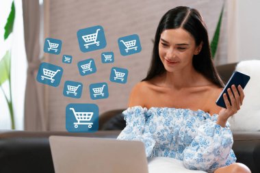 Mavi elbise kontrol cihazı takan müşteri çevrimiçi platform seçiyor. Akıllı tüketici, elektronik ticaret uygulamasını kredi kartı ve nakitsiz teknoloji alışveriş envanteri kullanarak izliyor. Siber Nakit.
