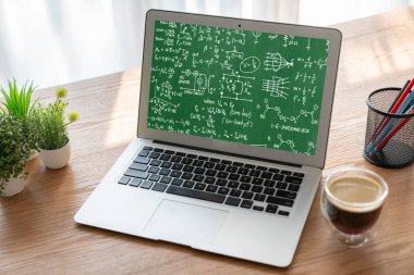 Bilgisayar ekranında bilim ve eğitim kavramını gösteren matematiksel denklemler ve modem formülü