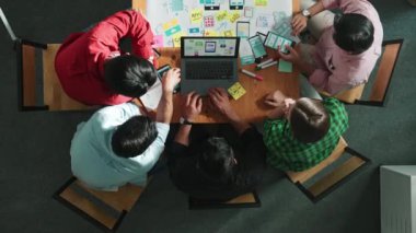 Proje yöneticisinin cep telefonu arayüzü için Ux Ui tasarımı üzerinde çalışırken beyin fırtınası zihin haritası kullanarak yazılım programı tasarlamasının en üst görünümü. Zaman aşımı. Cemaat.