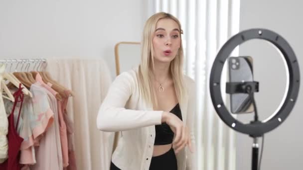 Unge Sociale Mediale Indhold Skaberen Kvinde Gøre Mode Video Blogger – Stock-video