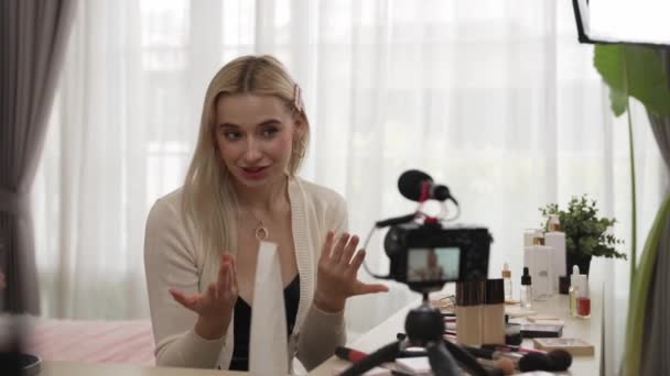 Ung Kvinna Gör Skönhet Och Kosmetiska Tutorial Videoinnehåll För Sociala — Stockvideo