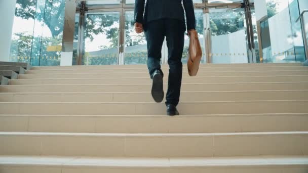 Großaufnahme Von Geschäftsmann Beine Gehen Die Treppe Hinauf Erfolgreicher Mann — Stockvideo