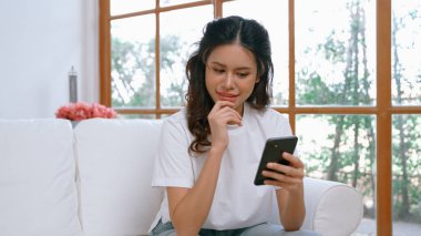 Genç bir kadın internet üzerinden alışveriş yapmak için internet üzerinden internet üzerinden internet üzerinden alışveriş yapıyor. Modern ve konforlu çevrimiçi alımlar güvenli ve uygun alışverişleri sağlar.