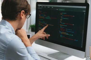 IT geliştiricisi, yeni kod programları güncelleme sürüm yazılım genel sistem projesinin dizüstü bilgisayarı ile karşılaştırma üzerine çevrimiçi yazılım geliştirme bilgisini nokta nokta seçiyor. Bireysel.