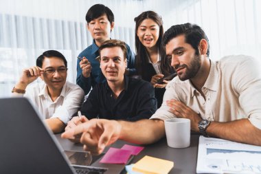 Bir grup farklı ofis çalışanı şirket ofis odasında stratejik iş pazarlama planlamasında birlikte çalışıyor. İş yeri konseptinde pozitif takım çalışması. Tedbirli