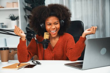 Güzel Afrikalı kadın sunucu kanalı çevrimiçi yayın yoluyla konuşuyor pazarlama öğretiyor, dinleyicileri canlı ya da çevrimiçi. İş yerindeki herhangi bir yer kavramı. Tatlandırıcı.