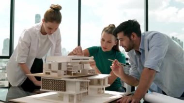 Profesyonel mimar mühendis takımı ev modeli inşaatını analiz etmek için birlikte çalışıyor. Bir grup mühendis ev tasarımı fikrini tartışıyor, paylaşıyor, beyin fırtınası yapıyor. Yaratıcı tasarım. İzleme