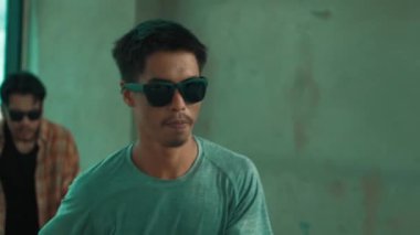 Hip-hop müzik eşliğinde dans eden bir grup genç çok kültürlü hippi. Profesyonel break dansçı takımı şık kıyafetler giyerken sokak dansı yapar ya da pratik yapar. Açık hava sporu 2024 hiphop..