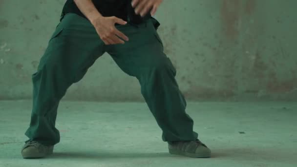 Przystojny Hipster Ćwiczący Break Dance Podczas Słuchania Muzyki Słuchawek Cementowym — Wideo stockowe