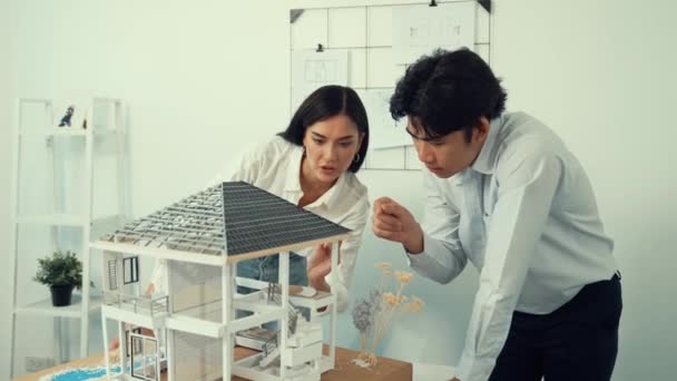 Profesionální Družstevní Tým Kavkazských Architektů Pečlivě Kontroluje Model Domu Diskutuje — Stock video