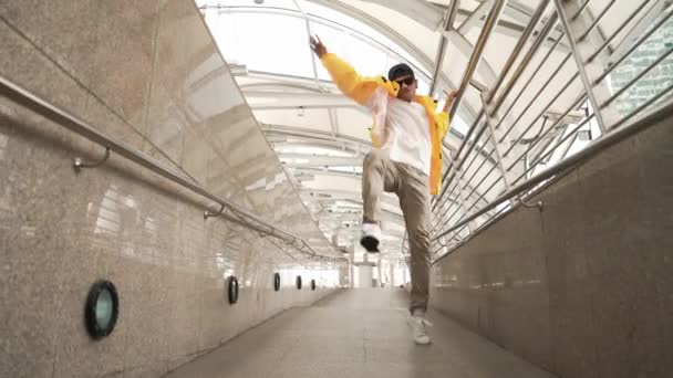 Skicklig Glad Asiatisk Hipster Promenader Medan Dansar Smal Korridor Närbild — Stockvideo
