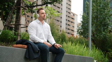 İş adamı rahat müzik dinlemek için kulaklık takar. Kıyafetini çıkartır ve Green City 'ye taşınır. Canlı şarkıyla kulaklık dansı yapan mutlu proje yöneticisi. Urbane.