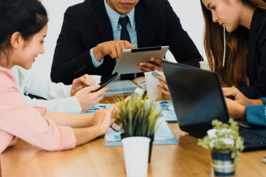 İş adamı, modern işyerindeki iş kadınlarıyla görüşmede. Kurumsal iş adamları konsepti. uds