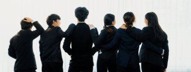 Ofis çalışanlarının panoramik afişi, arkadaşlık duruşu, başarılı takım çalışması ve iş istihdamı, İK işe alım konseptini simgeliyor. Kurnaz.