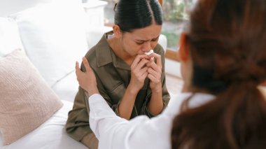 Destekleyici ve rahatlatıcı eller depresif hastayı neşelendiriyor ya da empati kurarak stres yapıyor. Psikolog, Vivancy Kliniği 'nde stresli ve üzgün bir hastaya güven veriyor..