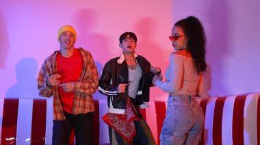 Kameraya bakarken zıplayan mutlu sokak dansı takımı. Profesyonel çeşitlilik, gündelik dans ve komik müziğe yönelen İspanyol gözlüklü bir takım. Çılgın dans. Mutluluk.