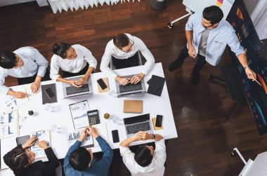 Üst düzey analist ekibi toplantı odasındaki mali verileri analiz etmek için BI Fintech 'i kullanıyor. İş anlayışı ve stratejik pazarlama planlaması için kağıt üzerinde analitik BI gösterge paneli. Tedbirli