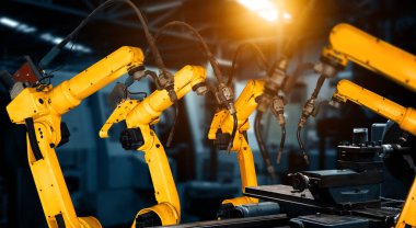 Sanayi 4.0 veya 4. endüstriyel devrimin otomasyon üretim sürecini ve IOT yazılımını gösteren dijital fabrika üretim teknolojisi için MLP Smart Industry robot kolları.