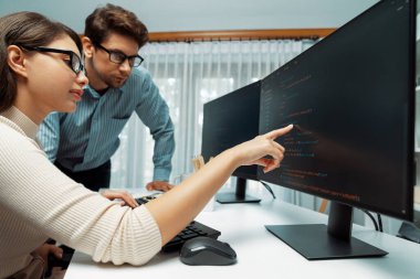 Takım becerisi geliştiricileri programı en yeni kodlama yaratıcı web sitesi planlama yazılım projesini iki bilgisayar ekranında düşünerek, ofiste tam yığın veri analizi ile karşılaştırıldığında. Varsayım.