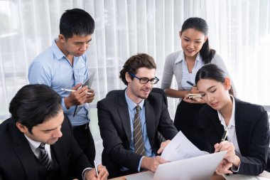 Modern ofis ortamında çalışan çeşitli etnik gruplardan çeşitli iş adamları. Üretken ve çok ırklı ofis çalışanları stratejik ticari pazarlama konusunda tartışmaya giriştiler. Çok titiz.