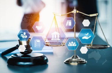 Akıllı hukuk, hukuki danışmanlık simgeleri ve avukatlık bürosunda çalışan araçlar dijital hukuk kavramını ve çevrimiçi hukuk ve yönetmelik kavramlarını gösteriyor .
