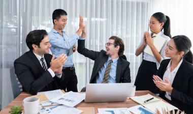 Bir grup mutlu iş adamı beşlik bir jest ve başarılı bir takım çalışması yapıyor. Çeşitli yarış bürosu çalışanları şirket ofisinde pazarlama planlamasında ilerleme kaydettikten sonra kutlama yapıyorlar. Habiliment