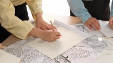 Mimari ve güvenlik mühendisi, modern ofiste doğruluk için mimari belge ve ölçüm aracına dizüstü bilgisayardaki inşaat ayrıntılı planlarını yazar. - Yakın çekim. Tanımlama.