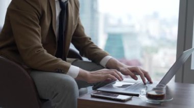 Mobilyaların üzerinde oturan işadamı hazırlanmak için süslü şirket bekleme alanında dizüstü çalışıyor. Ofis çalışanı veya iş mesleği ve ticari başarı için stratejik pazarlama planı.