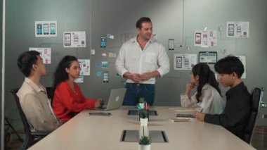 Bir grup profesyonel iş adamı Ux ve Ui tasarımı hakkında konuşuyor. İşbirlikçi çeşitli iş adamları pazarlama planı hakkında beyin fırtınası yapıyor. Birlikte çalışan iş adamları. Yönlendirici.