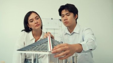 Kooperatif genç profesyonel mimar ekibi ev modeline odaklanırken, Kafkasyalı meslektaşlarına yapı inşaatı ve birlikte çalışma konusunu açıklıyorlar. Yaratıcı karar konsepti. Tertemiz.
