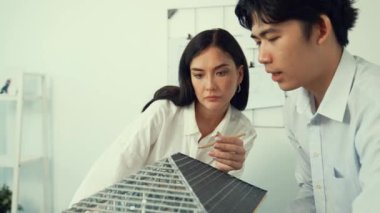 Ev inşaatını işaret edip tartışırken mimari teçhizat kullanarak birlikte çalışan profesyonel mühendis ekibinin yakınlaşması. Yaratıcı karar ve takım çalışması konsepti. Tertemiz..