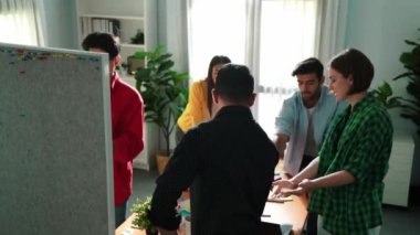 Yapışkan notlar arasından fikri seçen ve beyaz tahtaya yapışan akıllı takımın yukarıdan aşağı hava görüntüsü. Çok kültürlü insanlar strateji planlarken bir yandan da toplantı odasında projelerini başlatıyorlar. Cemaat.