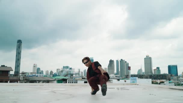 Boy Kinerja Tari Oleh Profesional Penari Jalanan Atap Dengan Langit — Stok Video