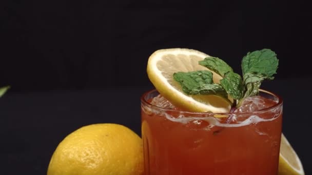 Macrografía Cóctel Tequila Sunrise Adornado Con Una Rebanada Limón Menta — Vídeo de stock