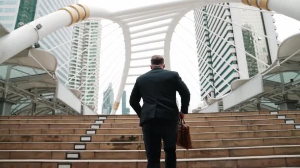 Inteligente Hombre Negocios Caucásico Subiendo Escaleras Rodeado Vista Urbana Vista — Vídeo de stock