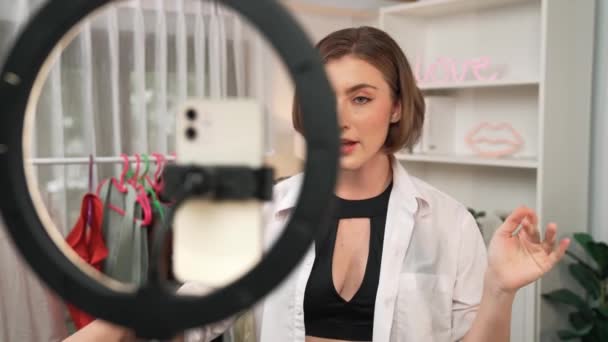Mujer Influencer Disparar Transmisión Vivo Vlog Revisión Vídeo Cuidado Piel — Vídeos de Stock