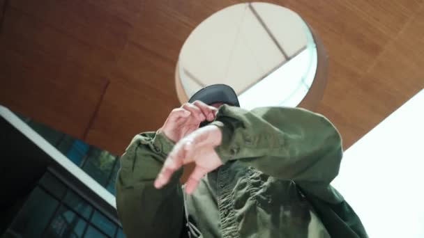 Motion Shot Azjatyckiego Przystojnego Hipstera Pozować Stylu Hip Hop Patrząc — Wideo stockowe