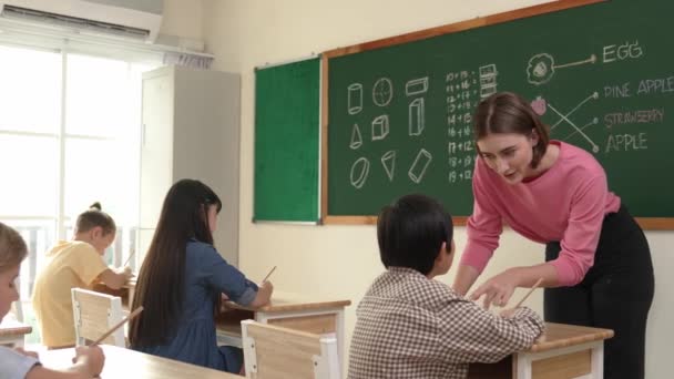 Insegnante Intelligente Che Controlla Compiti Degli Studenti Mentre Spiega Idea — Video Stock