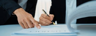 Şirket avukatının ya da hukuk bürosundaki avukat servisinin yardımıyla balyayla ilgili sözleşme imzalama belgesi. İşletme yatırımı ve yasal işlemlerin tamamlanması. Kurnaz.