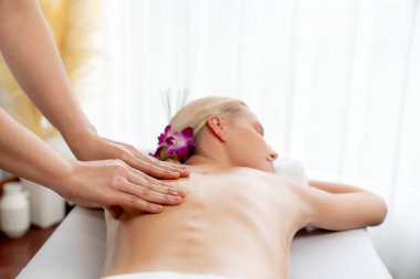 Kafkasyalı kadın müşteri stres önleyici spa masajının keyfini çıkarıyor ve lüks otel ya da oteldeki gündüz açık ortam güzellik salonunda güzellik teniyle eğleniyor. Sessiz.