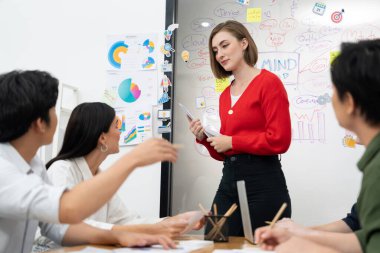 Erkek proje yöneticisinin yakın plan görüntüsü soru sormak için el kaldırırken, genç güzel lider zihin haritası ve renkli yapışkan notlar kullanarak iş projesini kendinden emin bir şekilde sunuyor. Tertemiz..