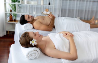 Kafkas çift müşterisi stres önleyici spa masajının keyfini çıkarıyor ve lüks otel veya oteldeki gündüz açık hava ortamında güzellik teniyle eğleniyor. Sessiz.