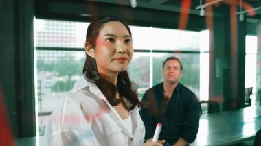 Genç kendine güvenen iş kadını projeyi uzman yatırımcıya sundu. Profesyonel proje yöneticisi başlangıç projesini açıklamak için yapışkan notlar kullanır, beyin fırtınası fikirlerini yatırımcıya paylaşır. Yönlendirici.