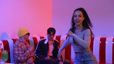 İspanyol dansçı çeşitli arkadaşlar birlikte dans ederken hareket eder. Mutlu profesyonel hipster el sıkışırken aynı zamanda çok kültürlü bir grubu destekliyor ve cesaretlendiriyor. Mutluluk.