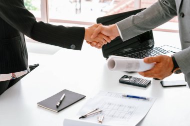 İş adamı yönetici el sıkışması. Modern işyerinde çalışan bir iş kadınıyla. Kurumsal şirketler konseptle uğraşır. uds