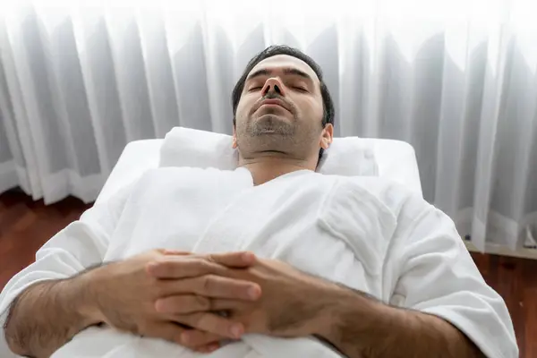 Kaukaski Mężczyzna Klient Korzystających Relaksujący Masaż Antystresowy Spa Rozpieszczający Rekreacji — Zdjęcie stockowe