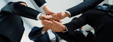 Ofis çalışanlarının el ele dizilmesi başarılı bir iş ortaklığı grubunu ve panoramik pankartta kamu işyerinde güçlü bir birlik takım çalışmasını sembolize ediyor. Kurnaz.