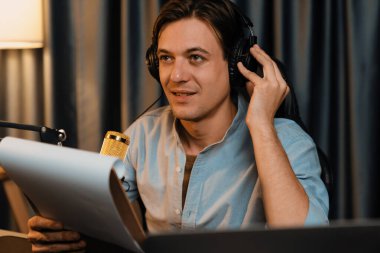 Akıllı yayıncının sunucu kanalı, canlı sosyal medyada canlı yayında konuşma programı ile birlikte modern stüdyoda, kayıt cihazıyla dinleyiciye senaryo okumaktadır. Bireysel.