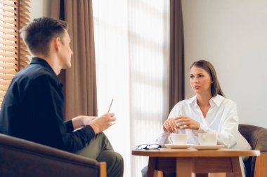 Psikolojik konsültasyon zihinsel problemde iyileşme kaydediyor. Psikiyatrist akıl hastalığı teşhisi koyarken mutlu genç bayan hasta terapi seansı yapıyor. Açılıyor